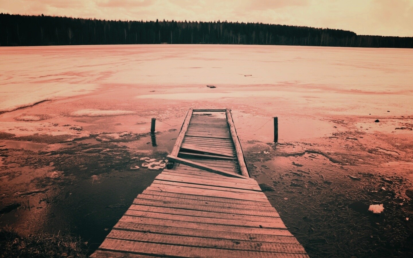 Пирс на замерзшем озере обои