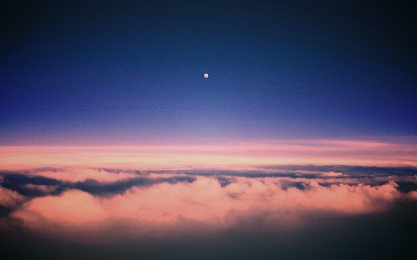 Одинокая луна над облаками обои
