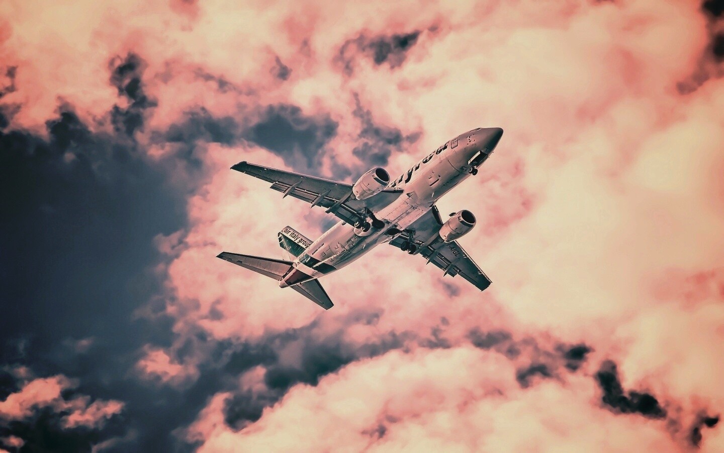 Самолет гражданской авиации в небе обои