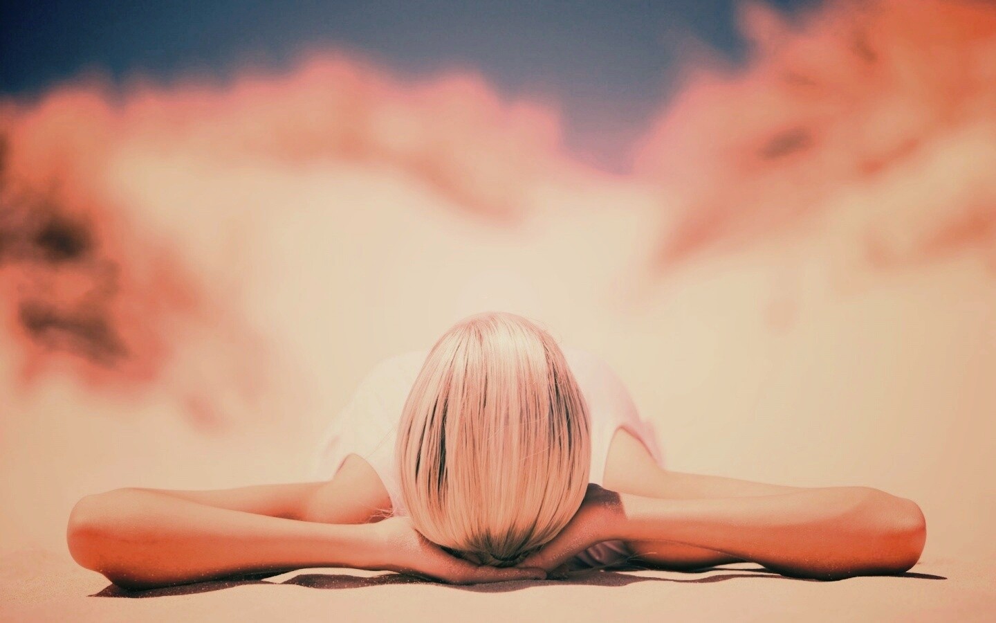 Девушка на солнце обои