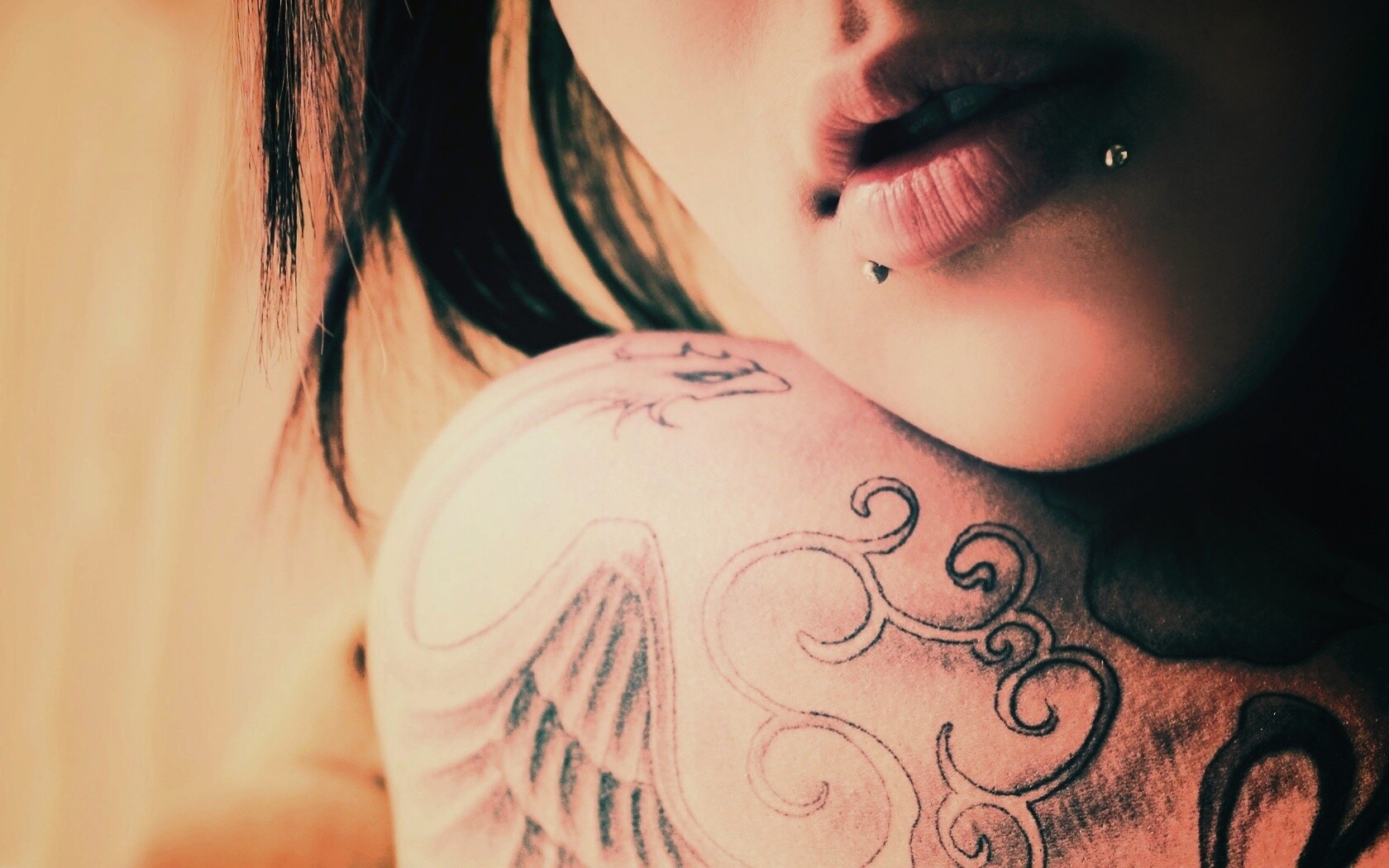 Плечо с татуировкой обои