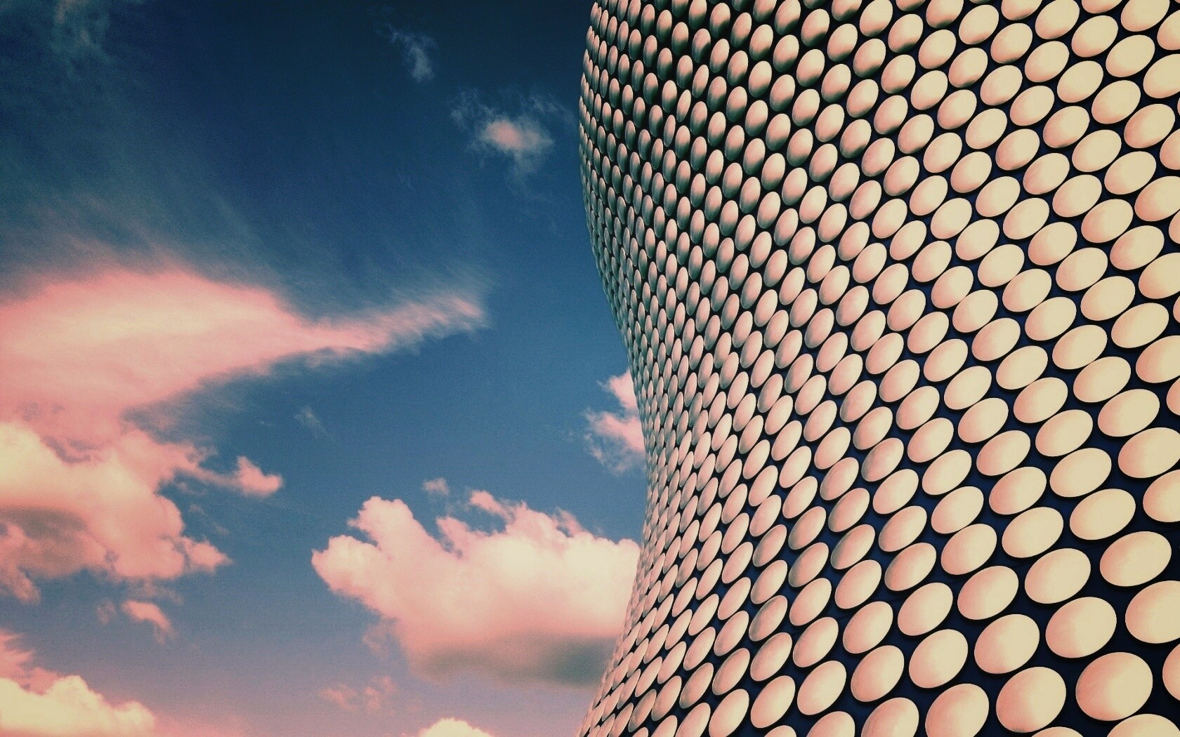 Стена из белых кругов обои