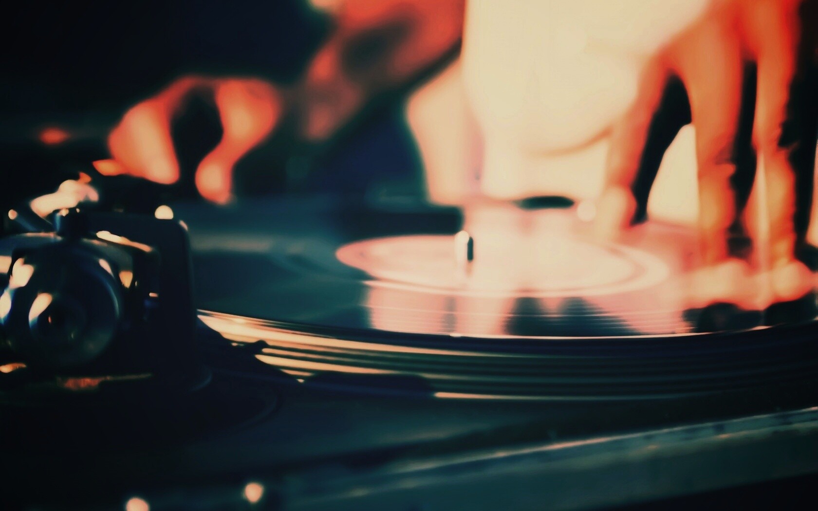 Винил на диджейском пульте обои