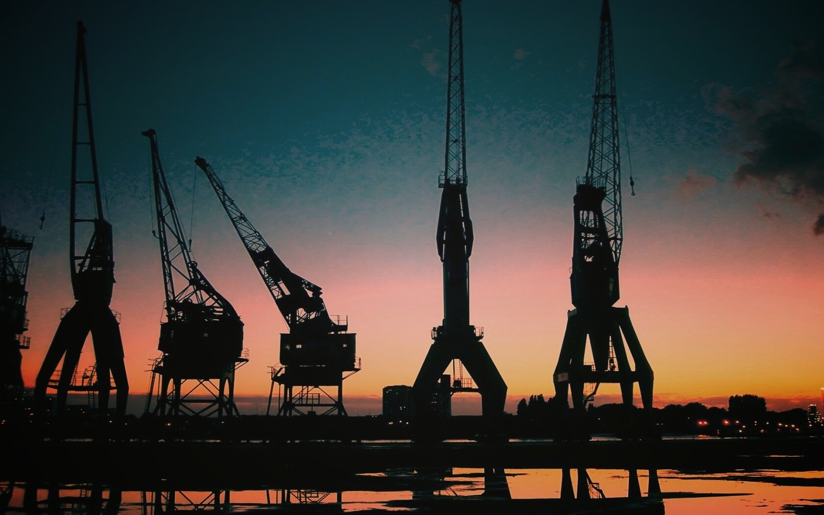 Силуэты портовых кранов обои
