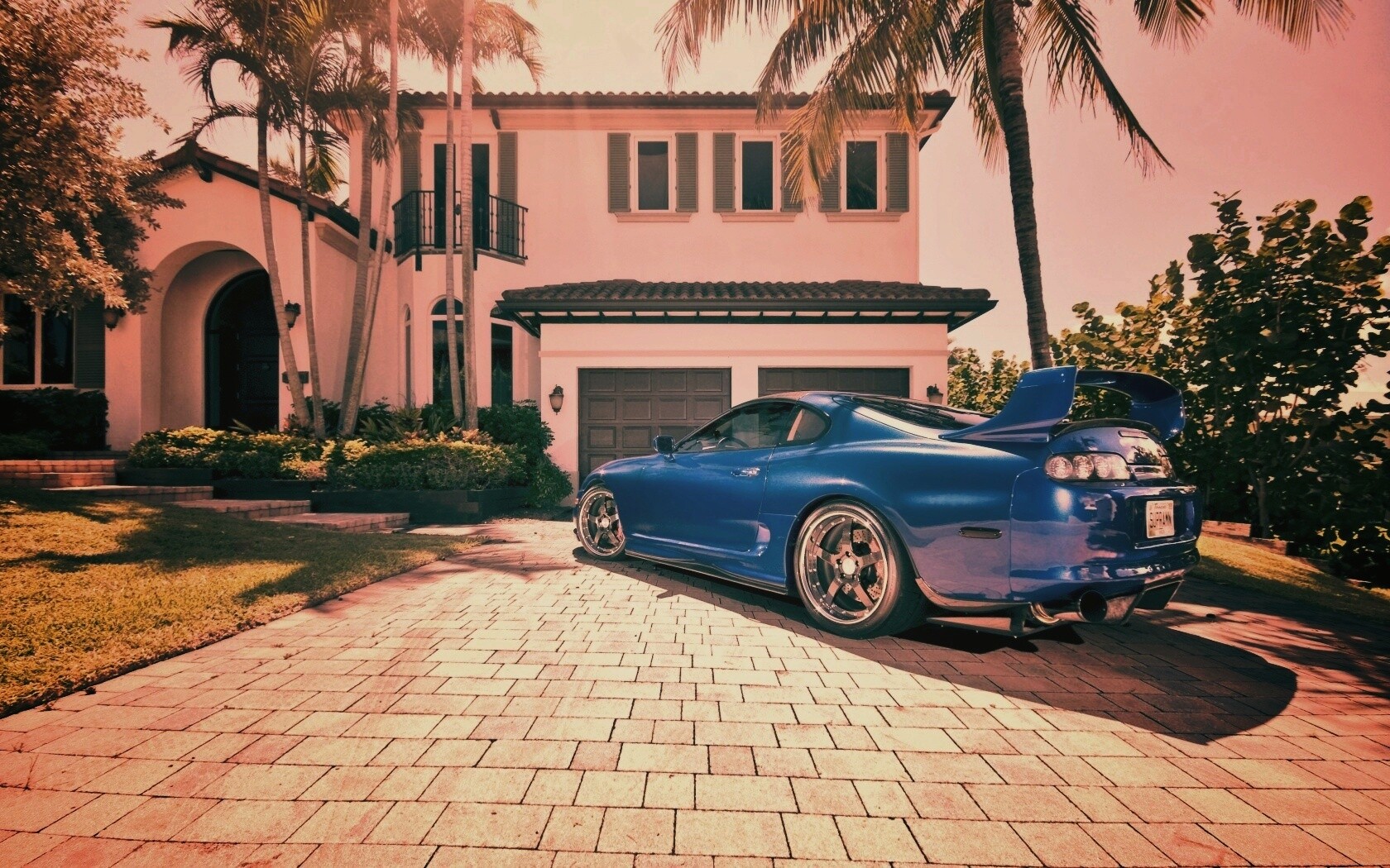 Синее авто у коттеджа обои