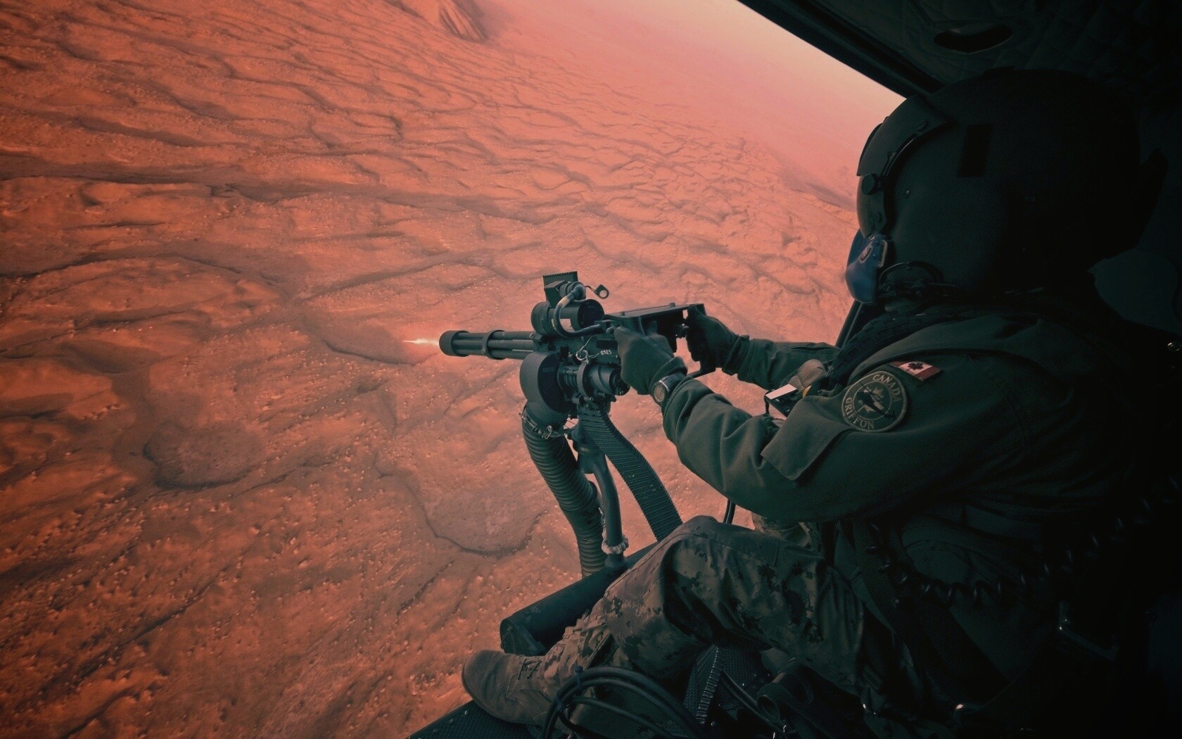 Обстрел с борта вертолета обои