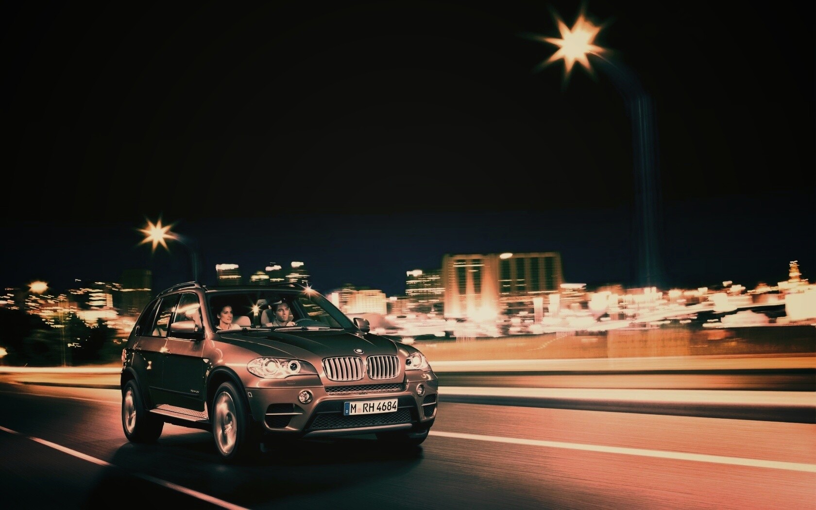 Пара в BMW X5 обои