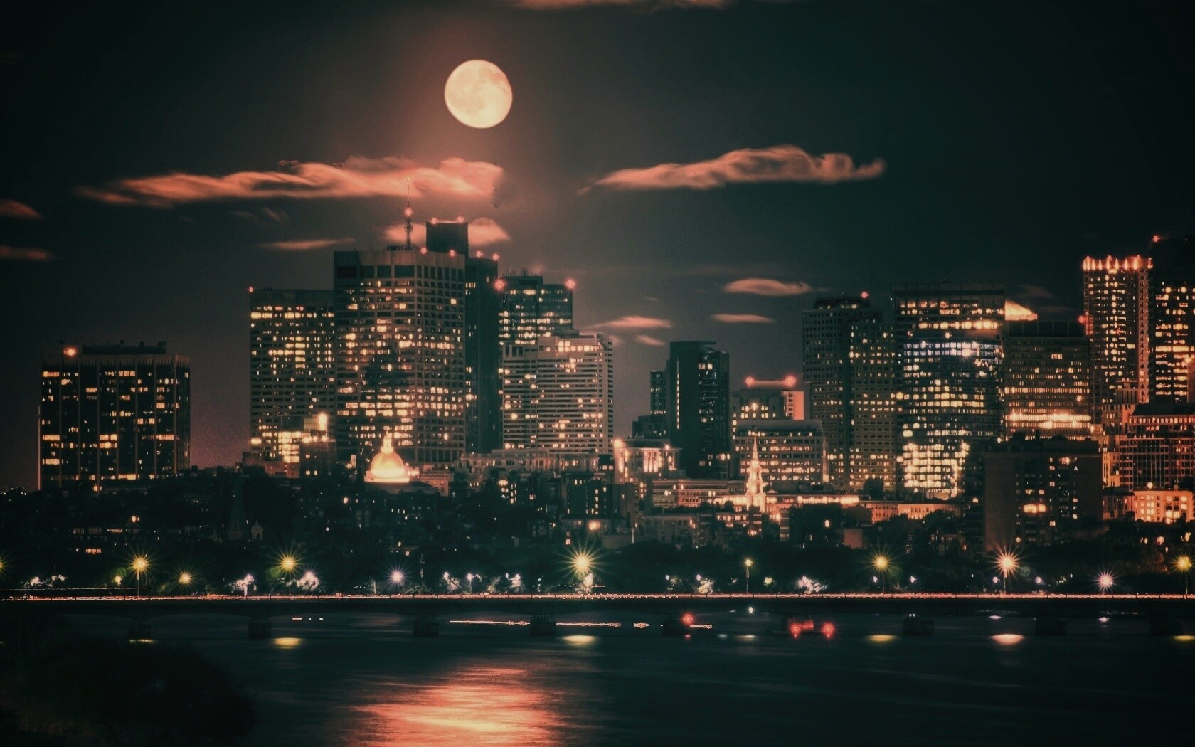 Луна над мегаполисом обои