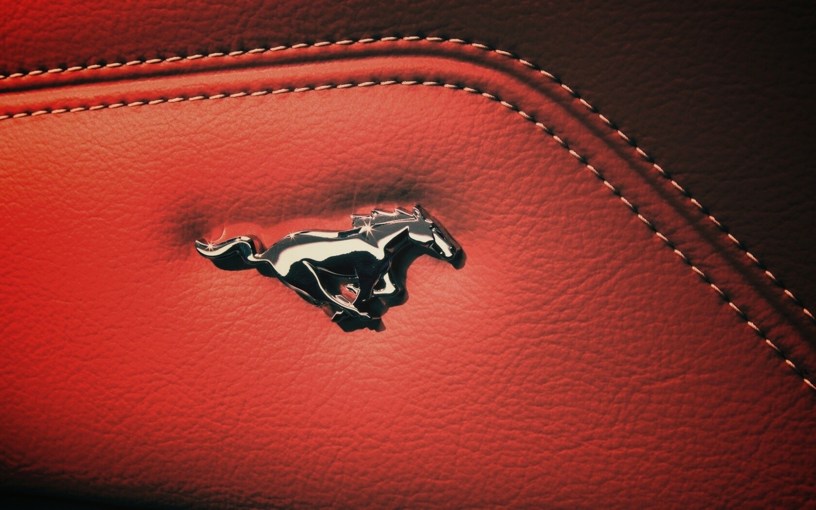 Кожаный салон Форда Мустанг обои