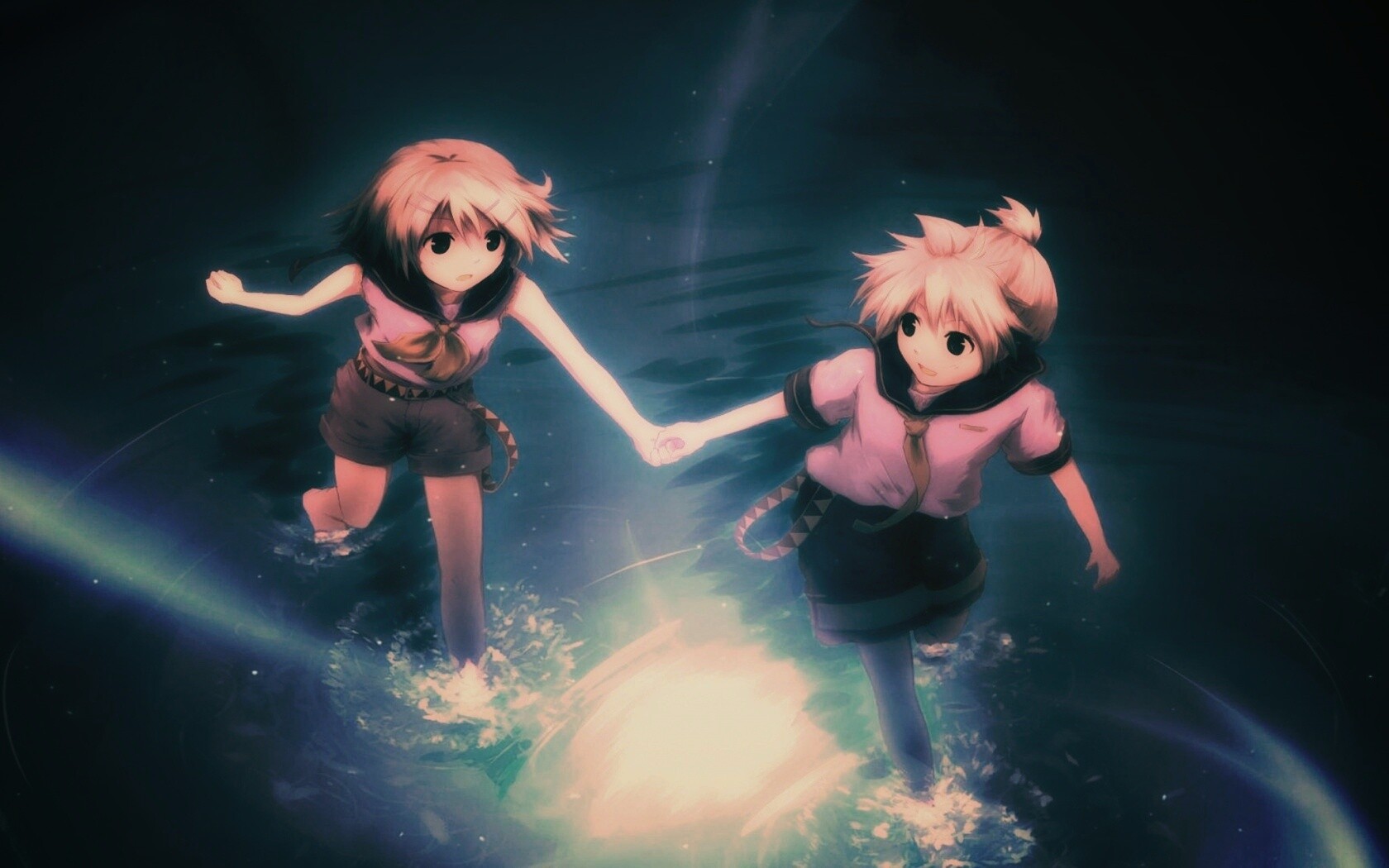 Девочки бегут по воде обои