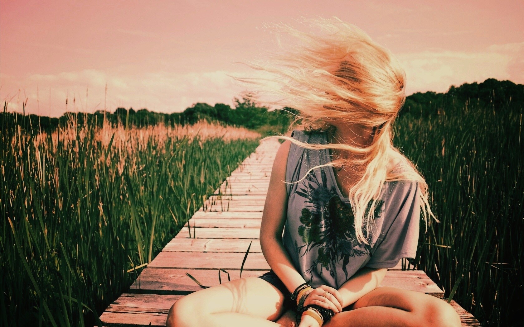 Девушка и ветер обои