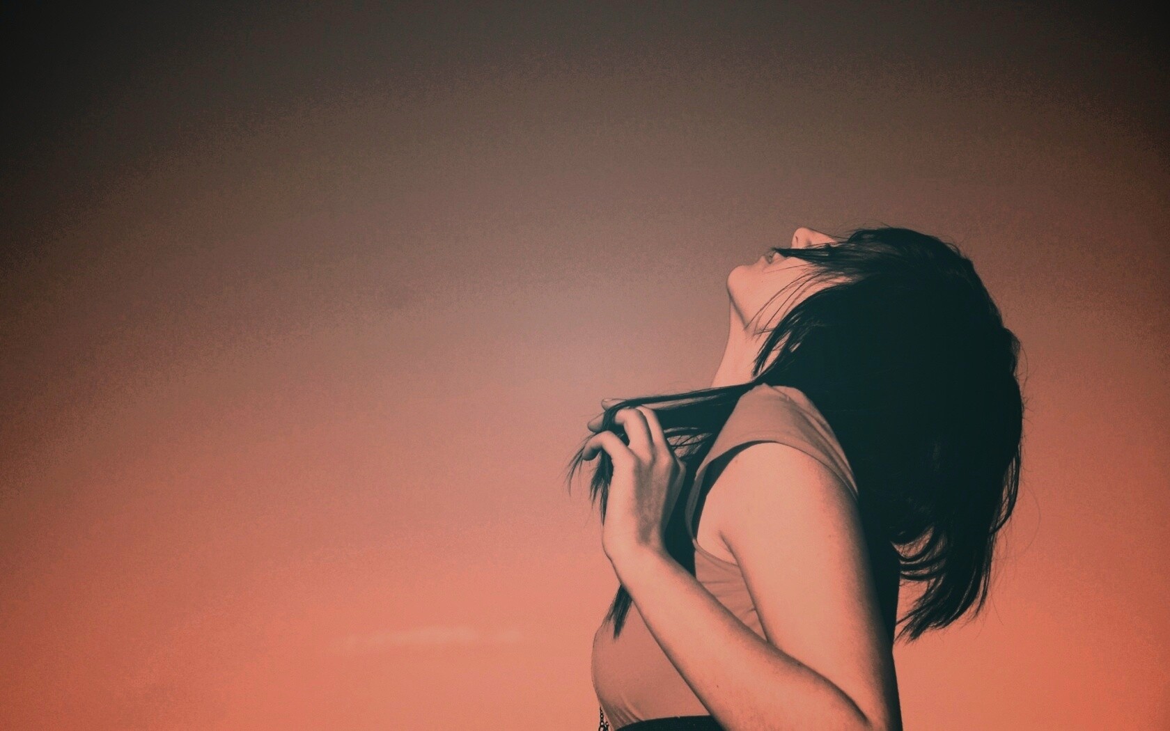 Взгляд брюнетки в небо обои