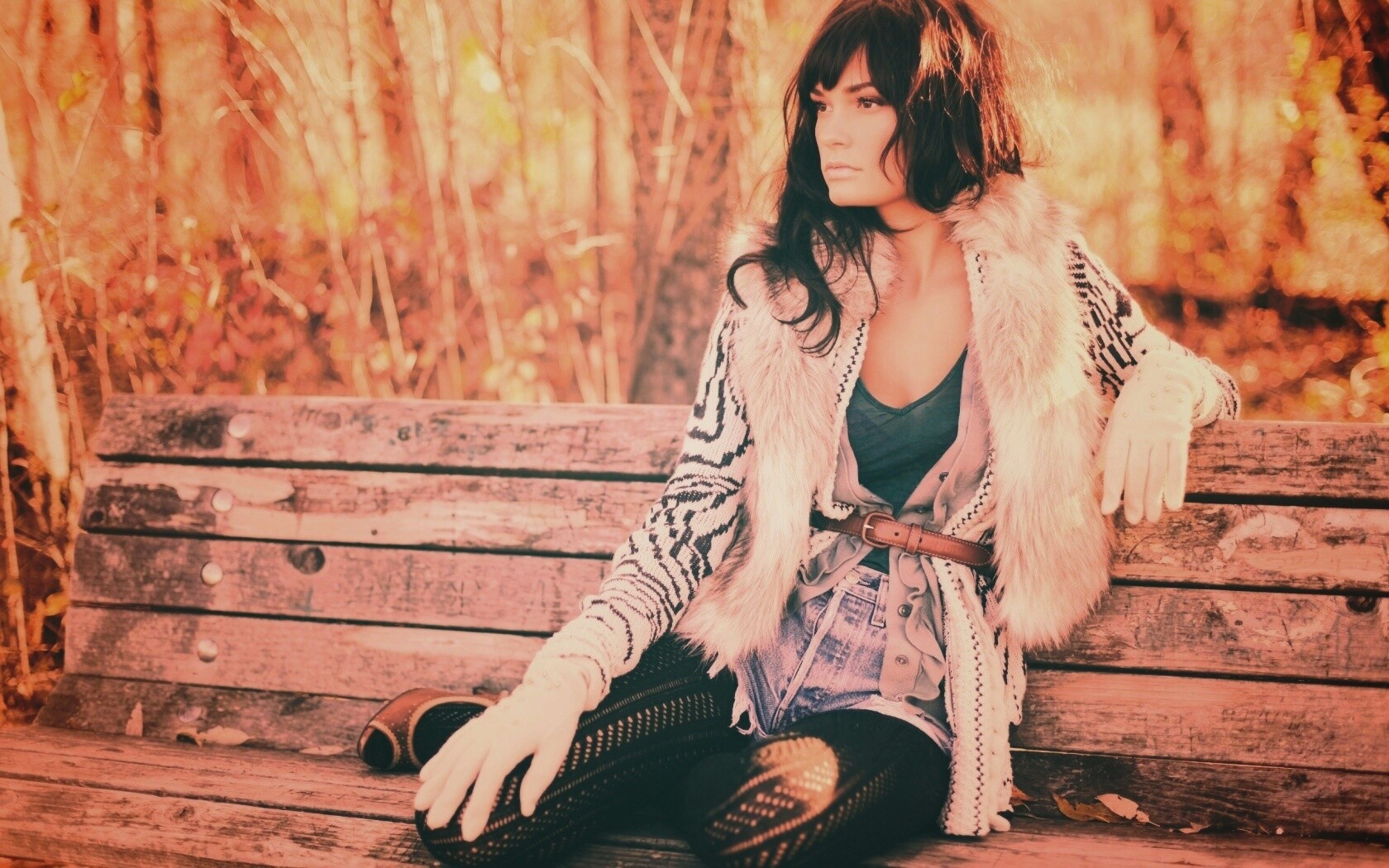 Красивая девушка сидит на скамейке обои