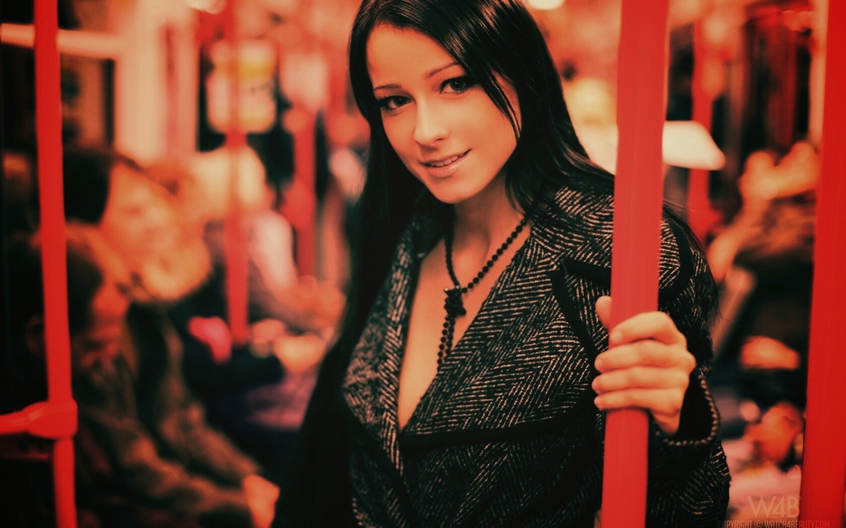 Девушка в метро обои