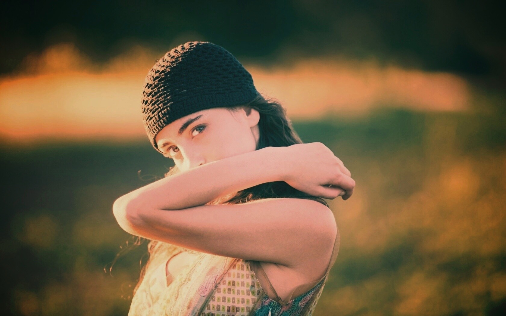 Спрятавшись за сгибом руки обои