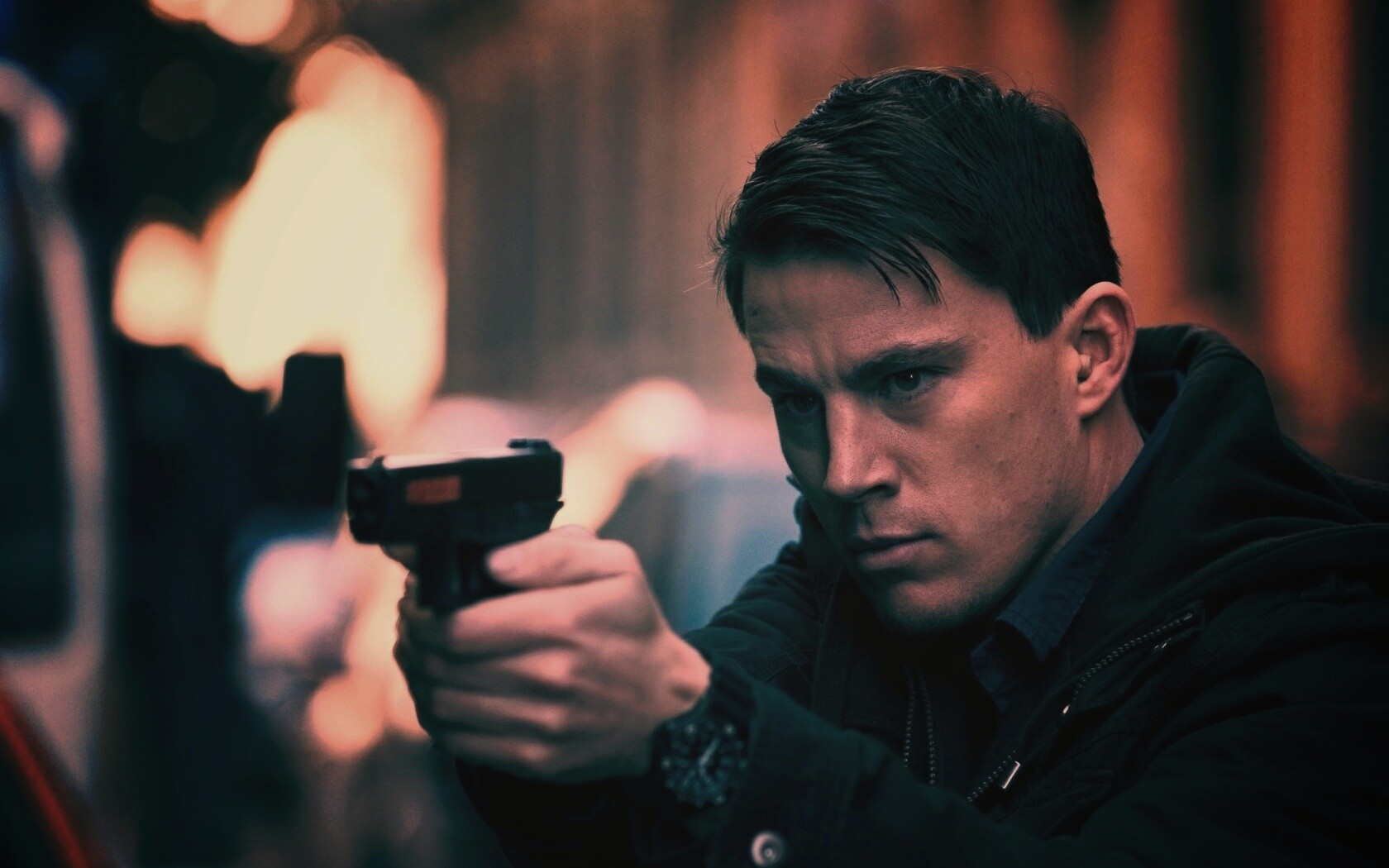 Ченнинг Татум с пистолетом обои