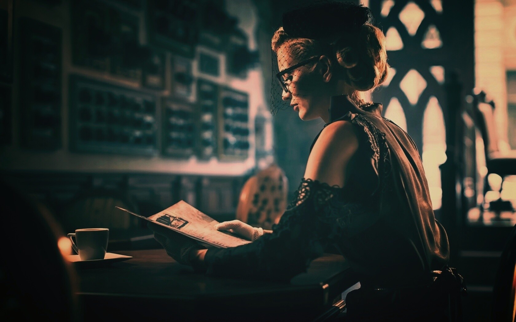 Витажная девушка в кафе обои