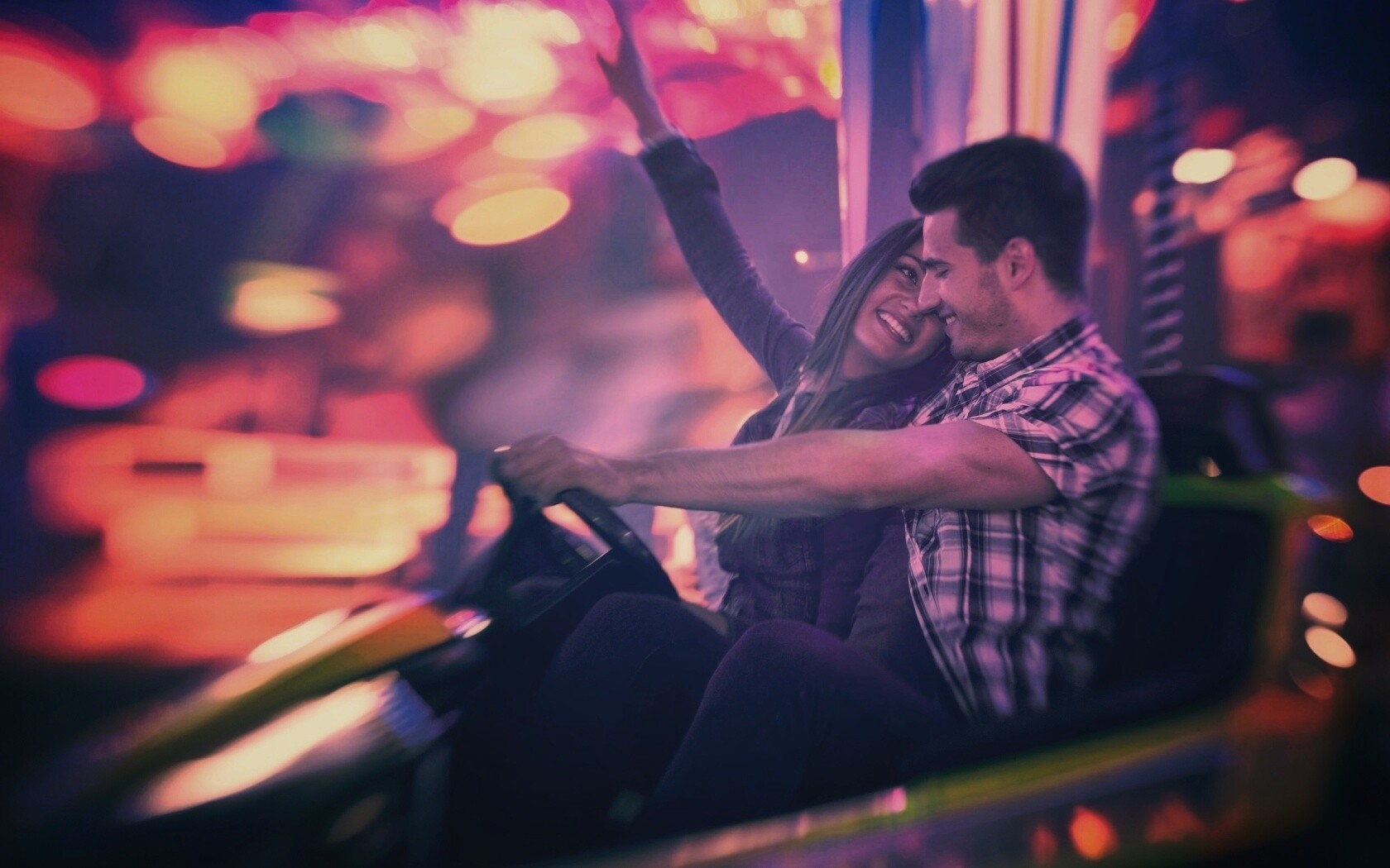 Счастливая пара на аттракционах обои