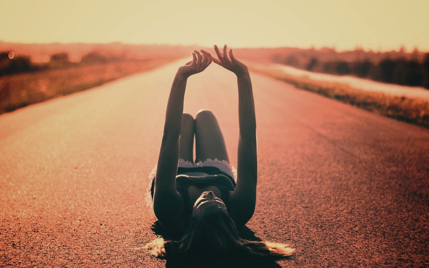 Девушка на асфальте обои