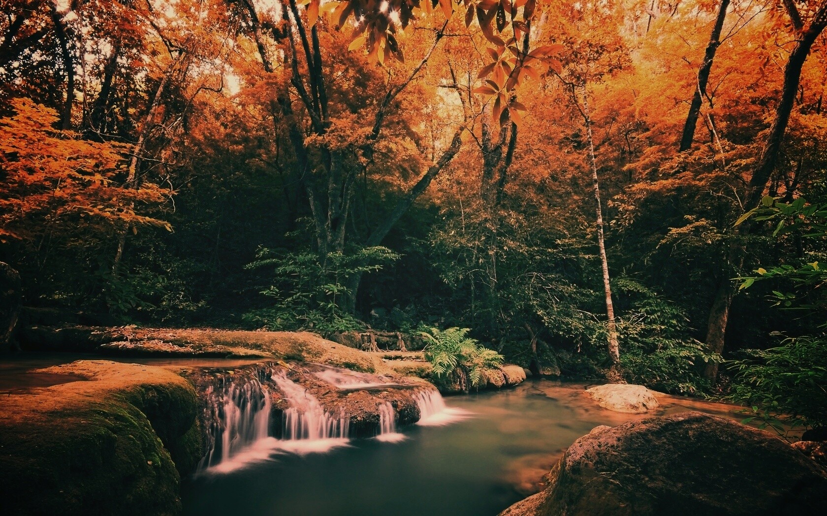 Водопадик в осеннем лесу обои