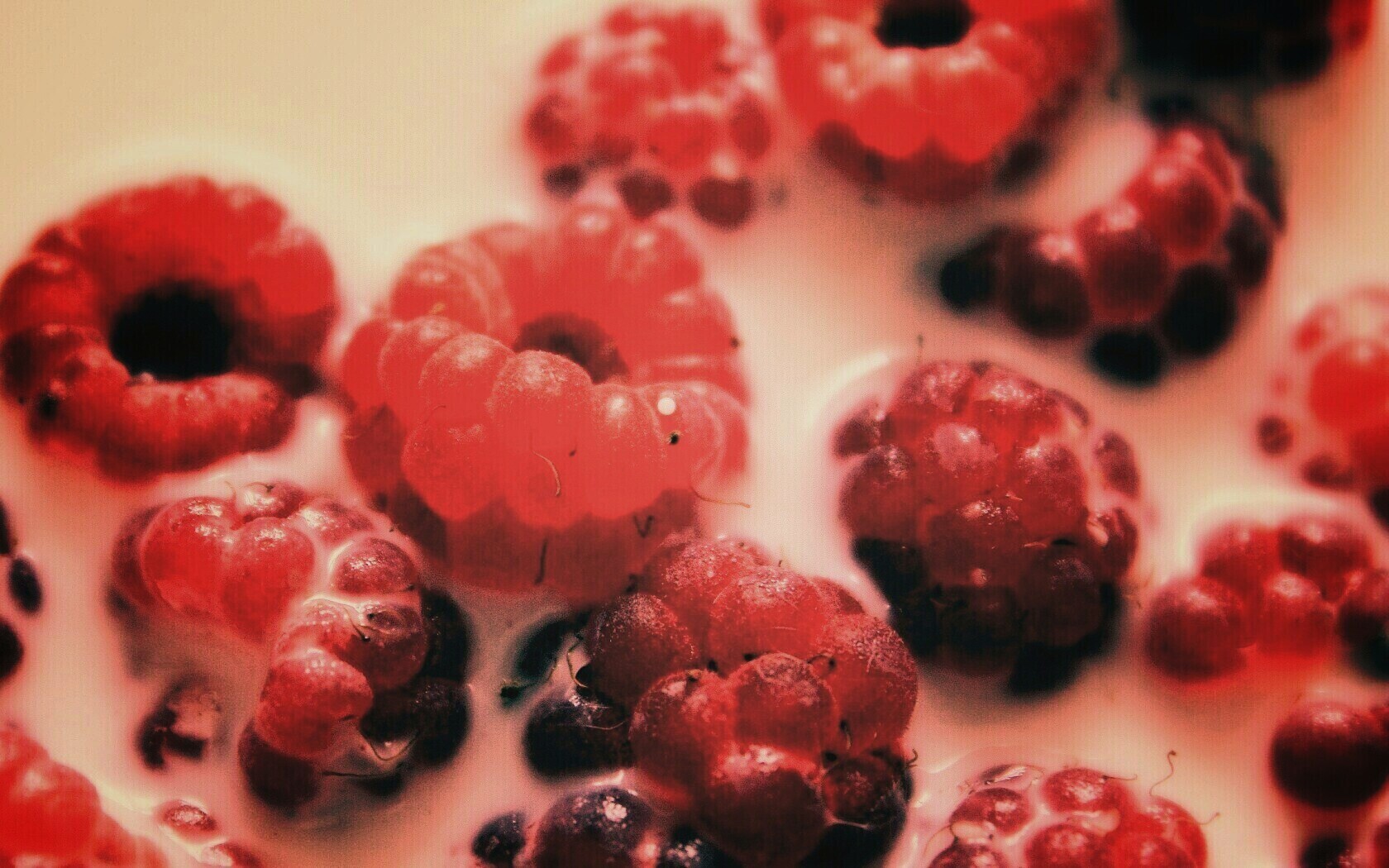 Малина в молоке обои