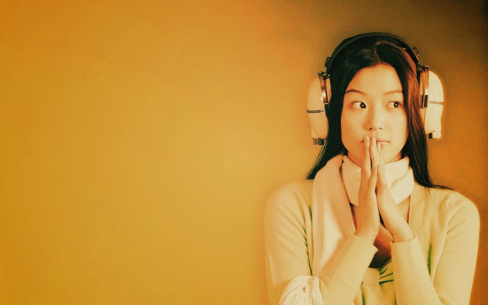 Японка в наушниках обои