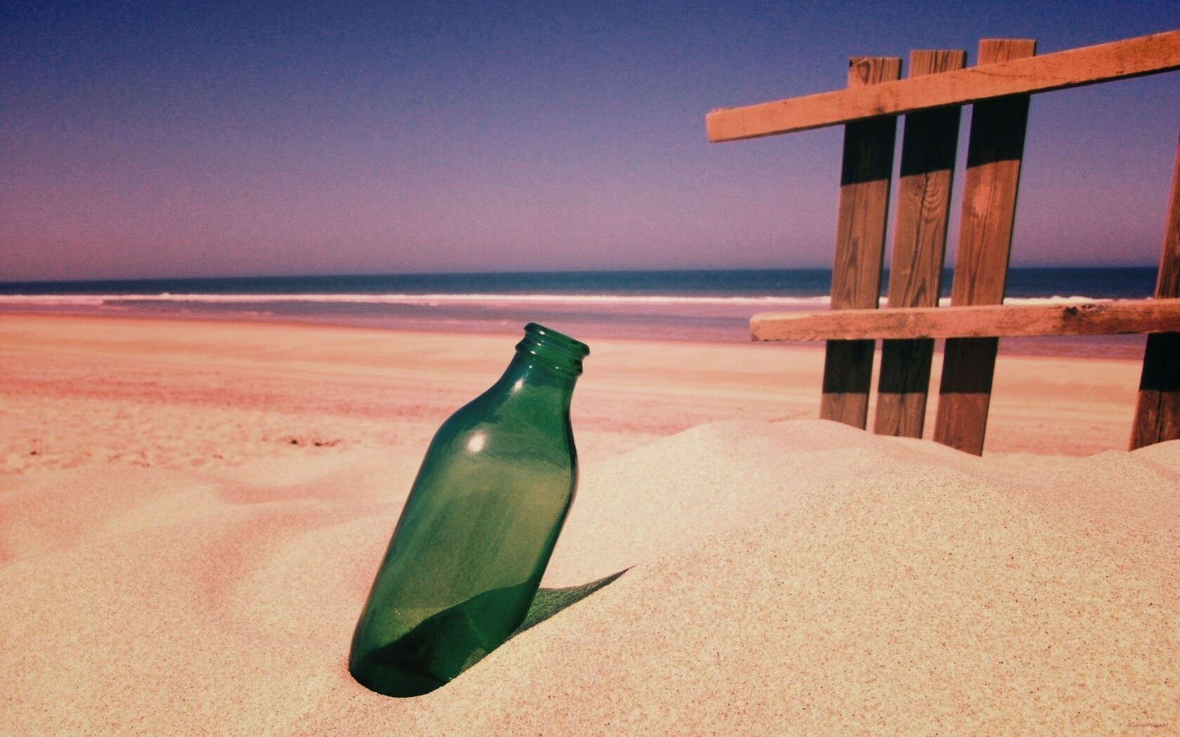 Бутылка на пляже обои
