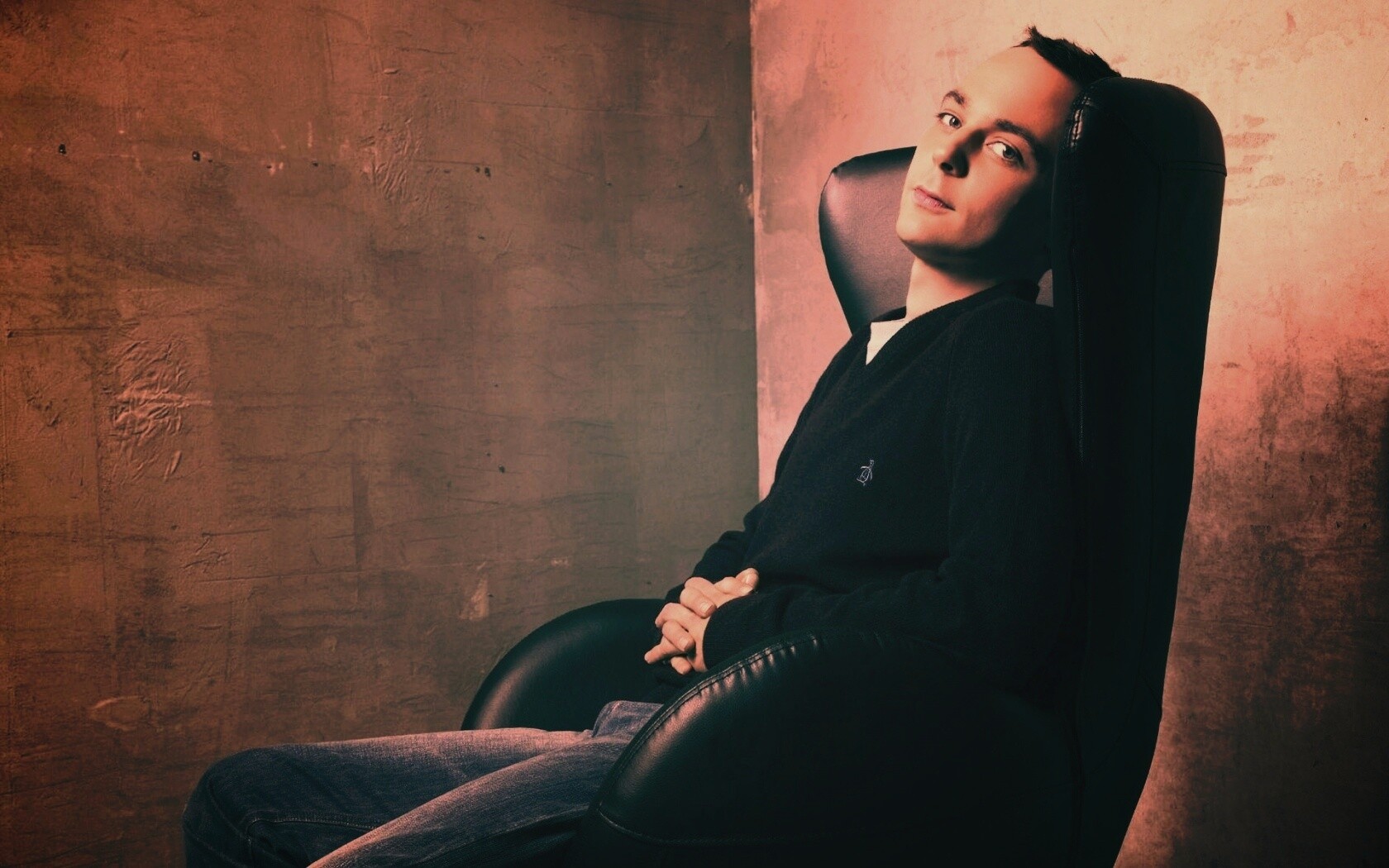 Джим Парсонс в крселе обои