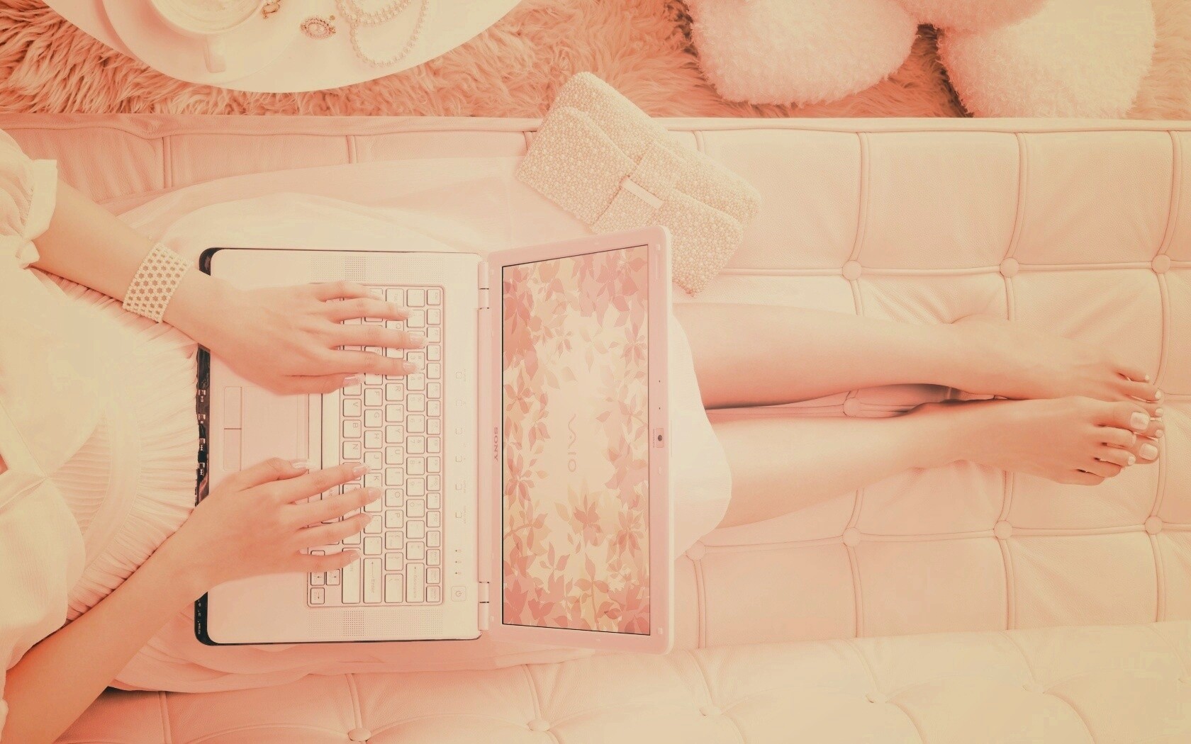 Девушка с ноутбуком vaio обои