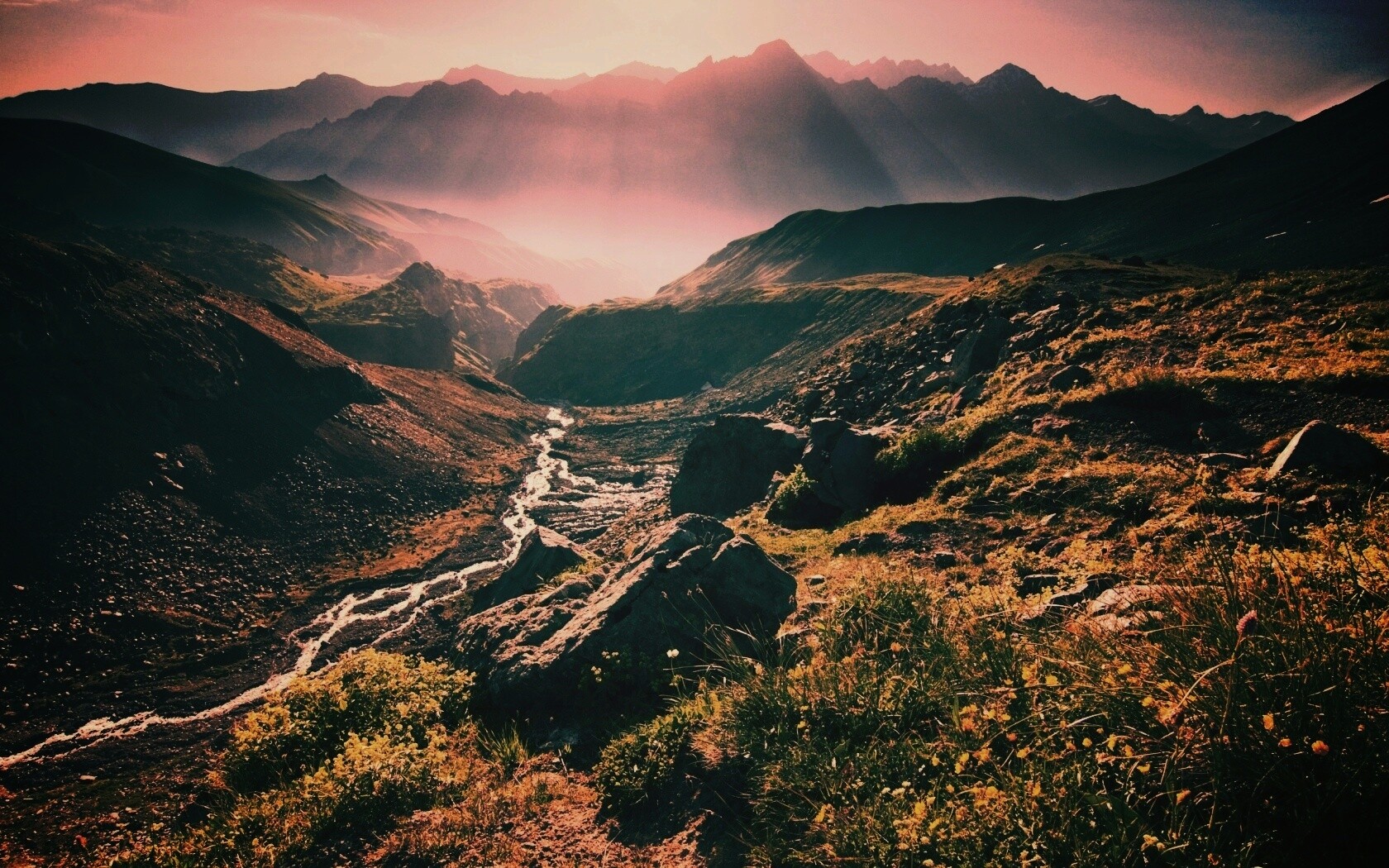 Горы и ручей обои