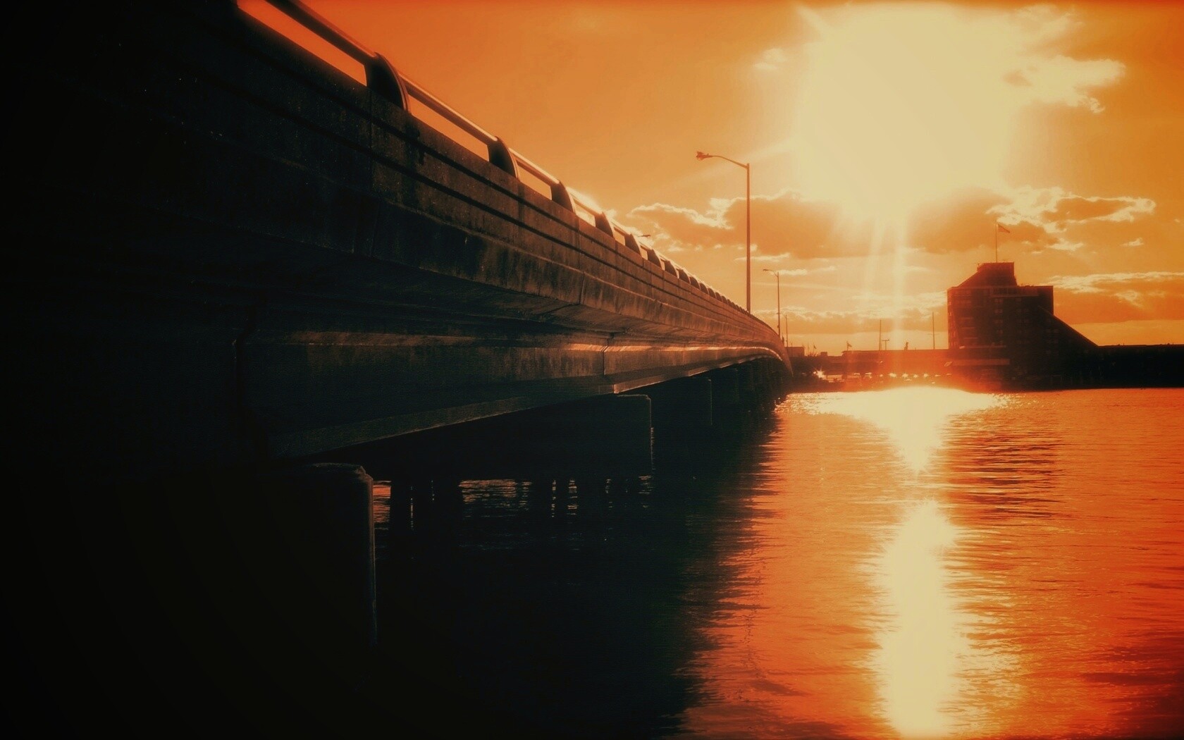 Залитый солнцем мост обои