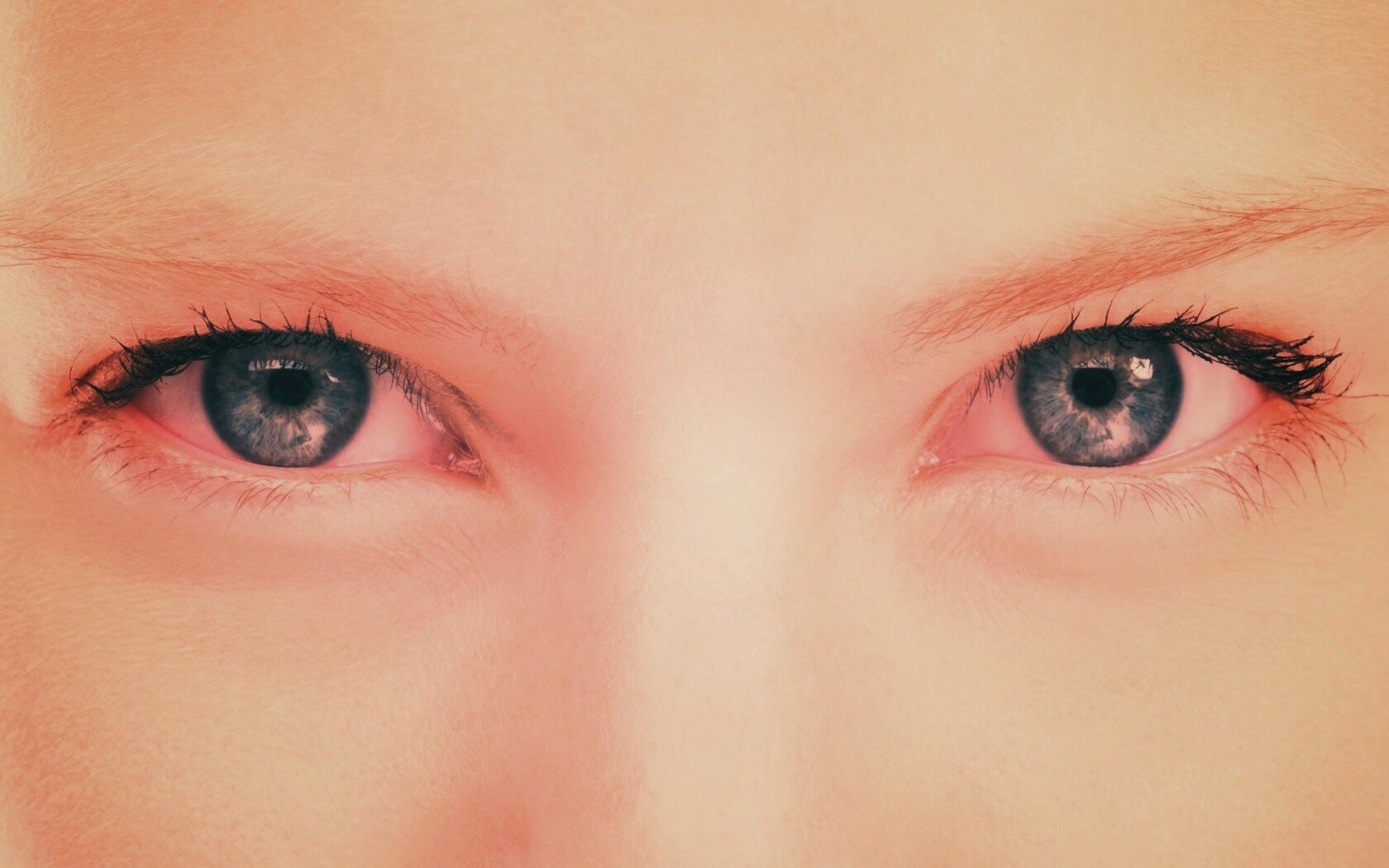 Она смотрит на тебя обои