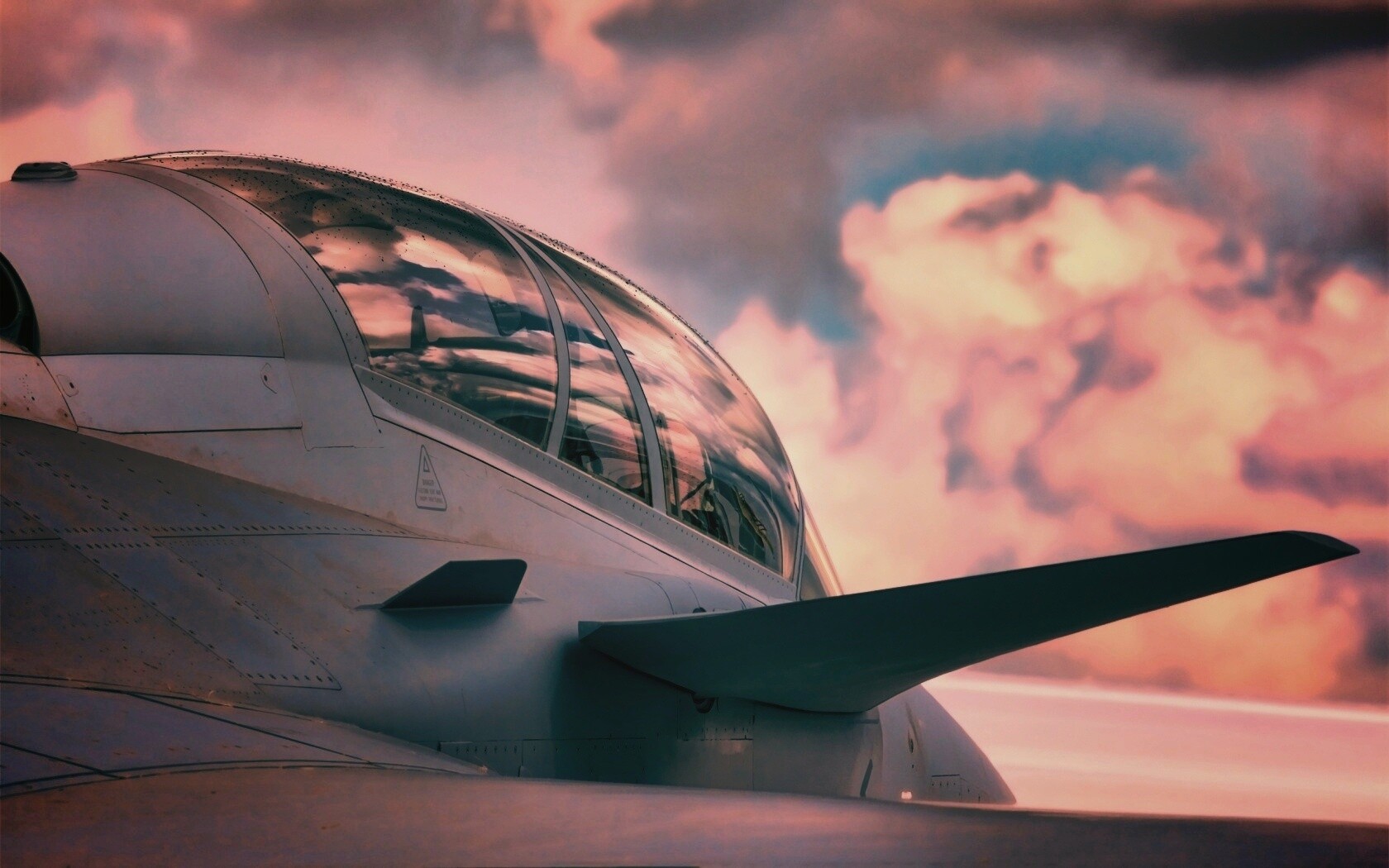 С крыла истребителя обои