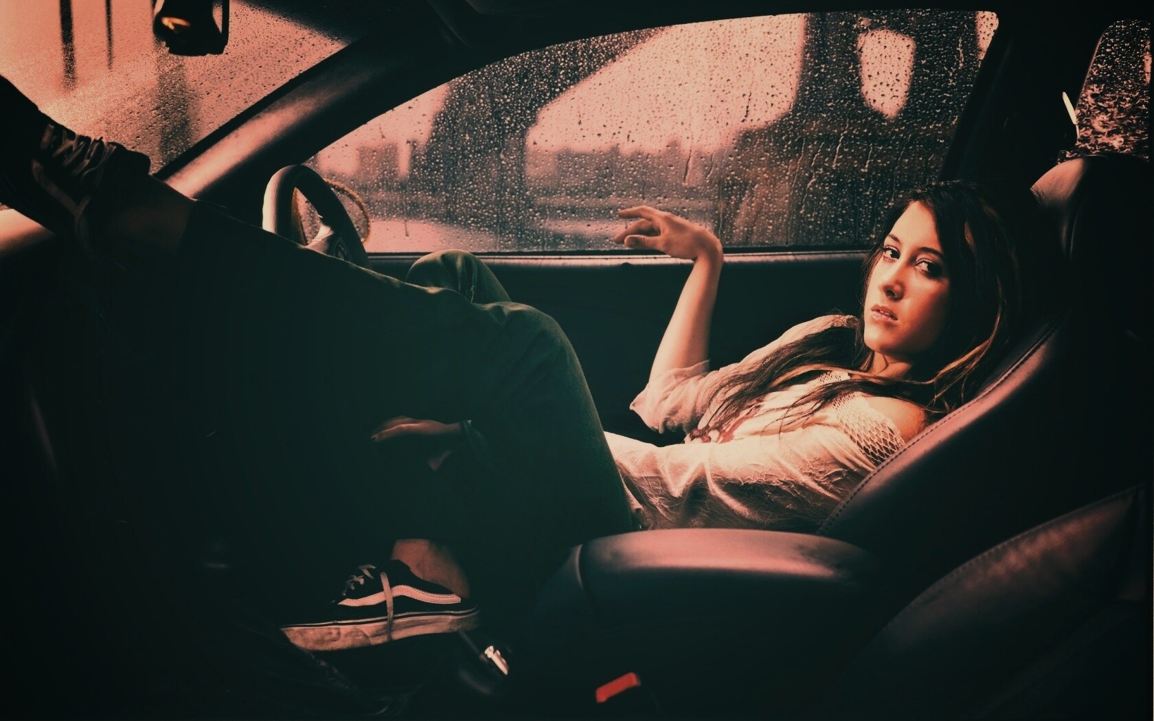Девушка в автомобиле обои