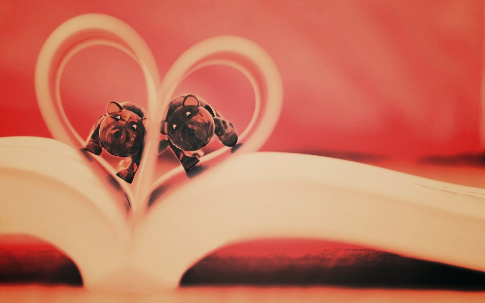 Фигурки мишек в книге обои