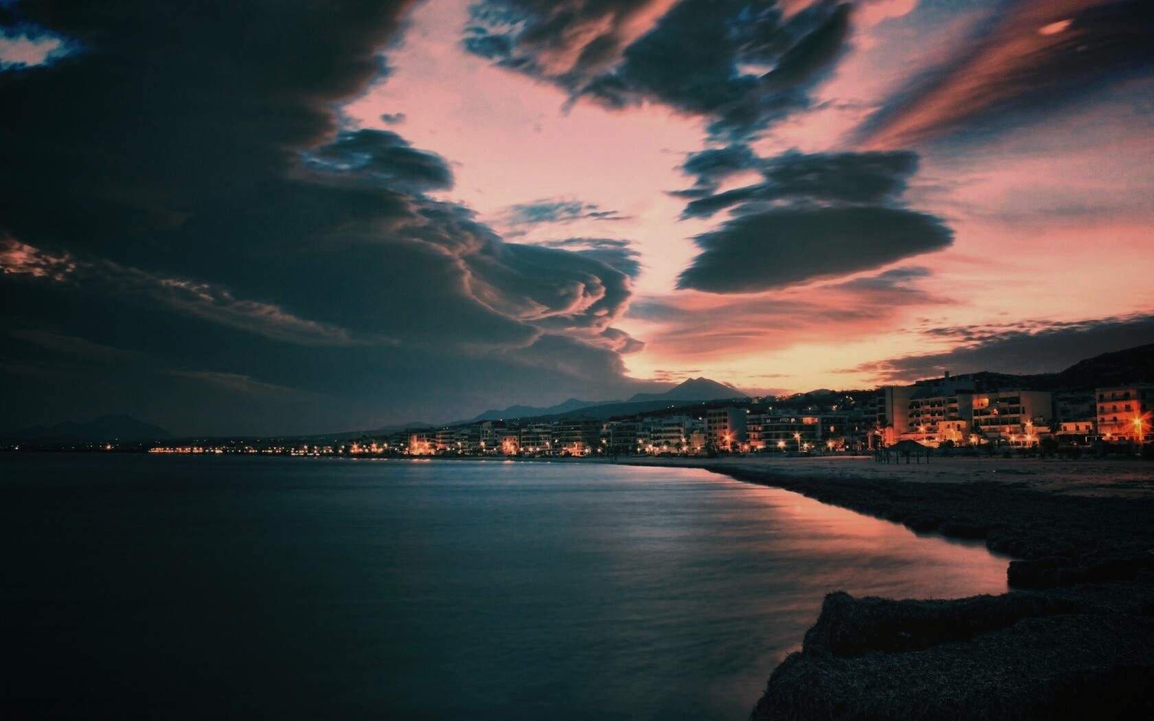 Красивый закат над городом у моря обои