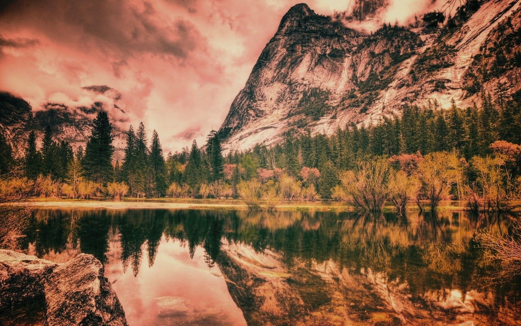 Красивый вид на маленькое горное озеро обои