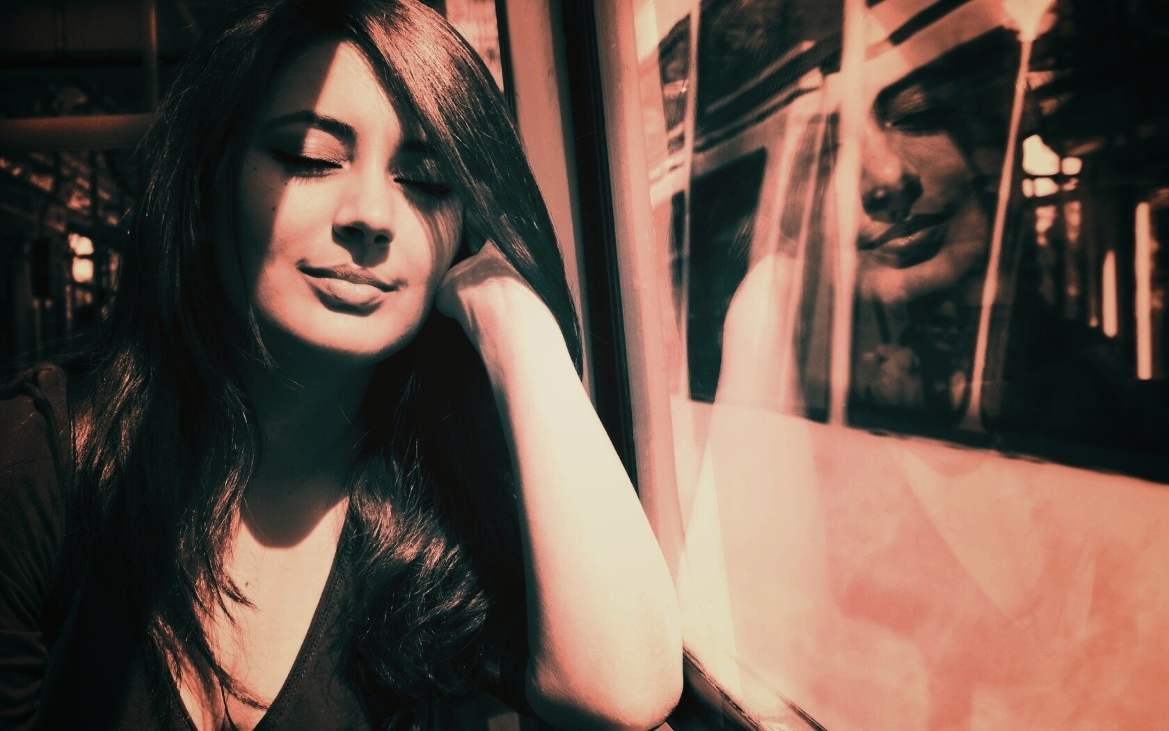 Девушка с закрытыми глазами в электричке обои