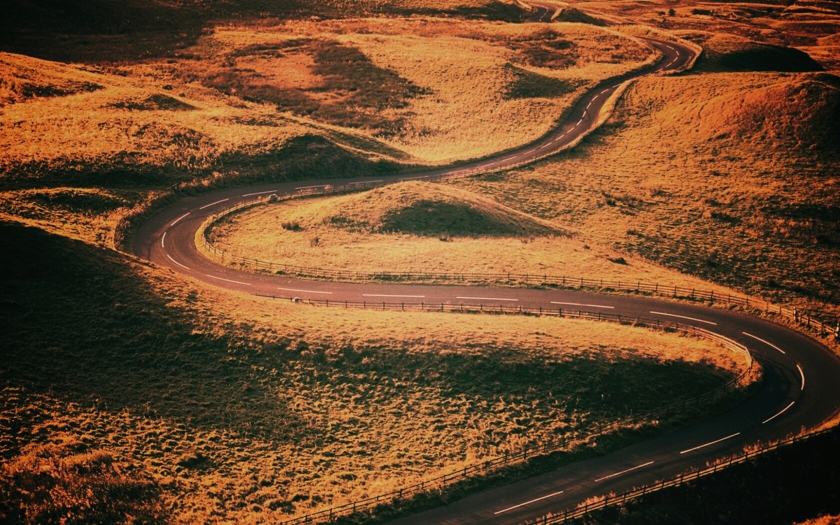 Дорога петляет меж холмов обои