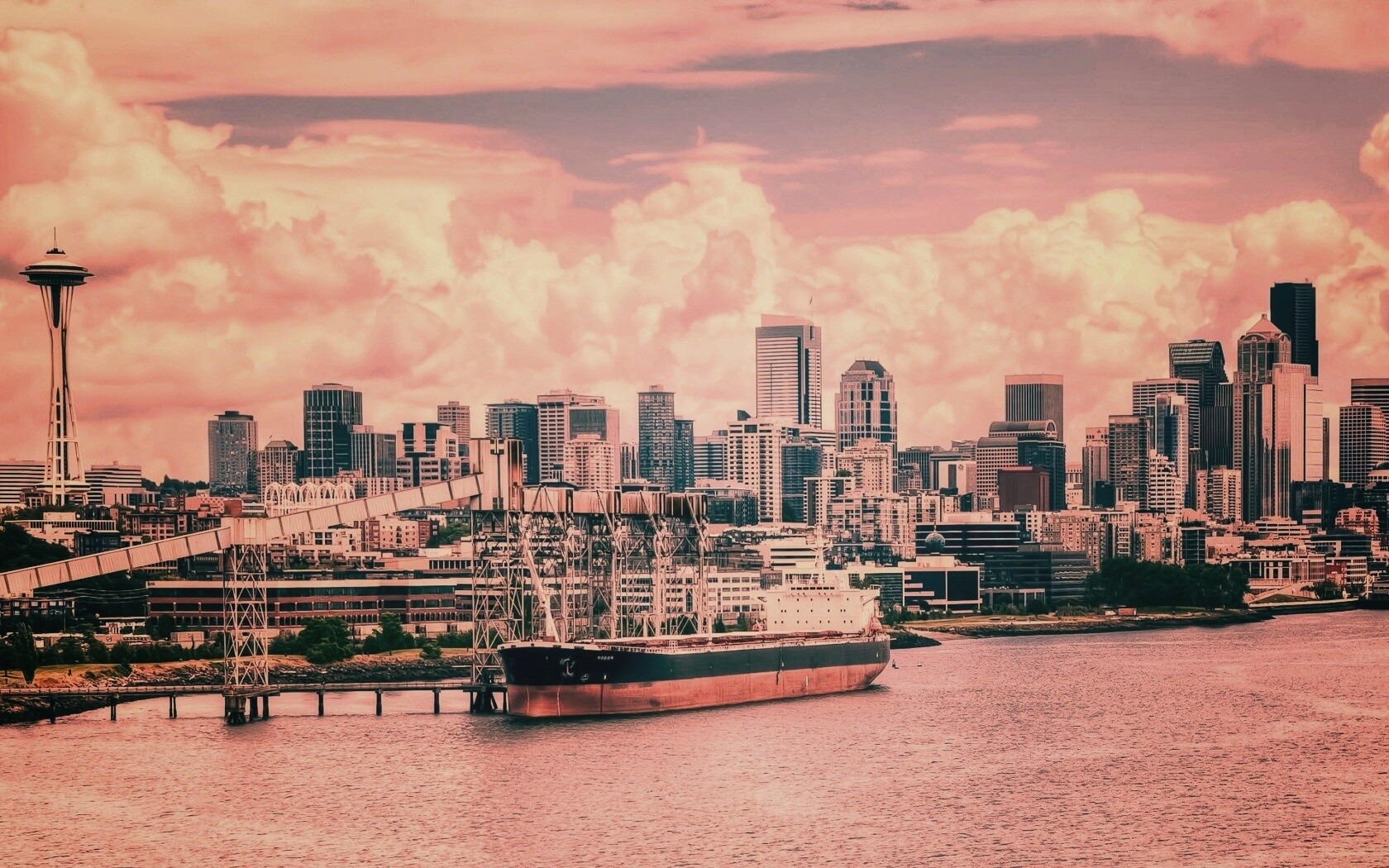 Баржа в ожидании отплытия обои