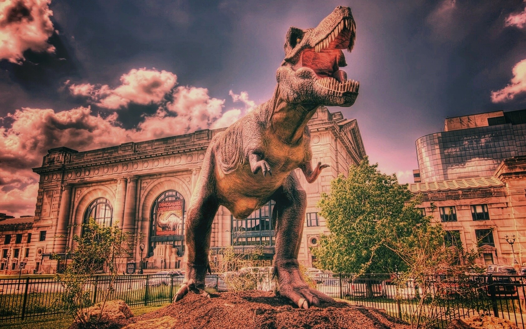 Скульптура динозавра рядом с музеем рептилий обои