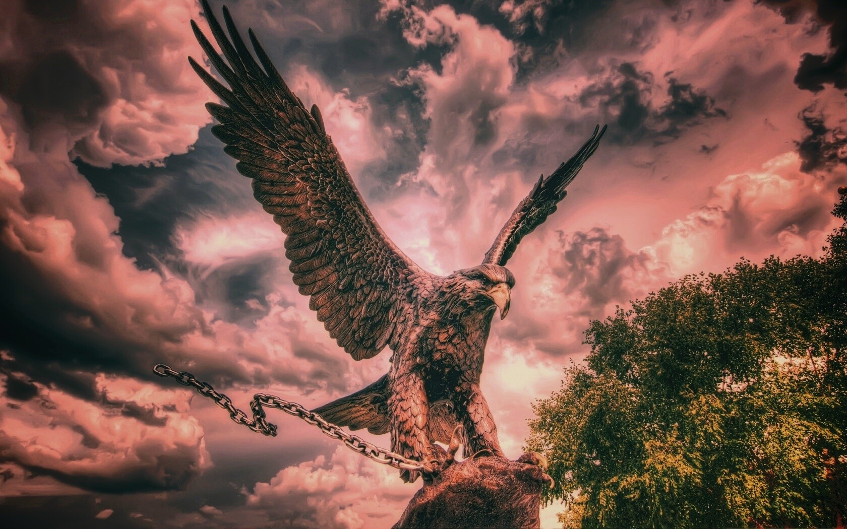 Скульптура орла с цепью в когтях обои