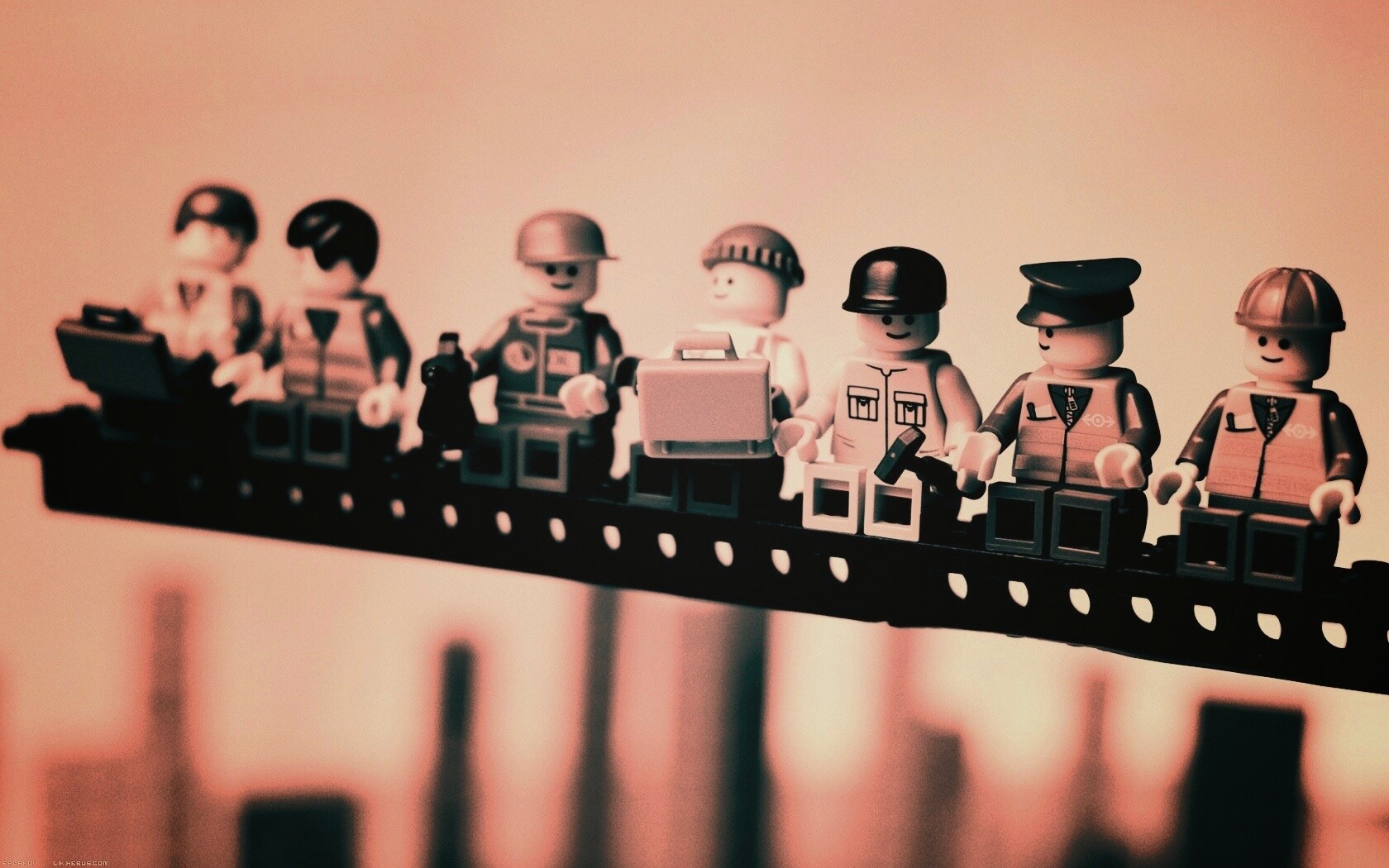 Lego строители обедают на балке обои