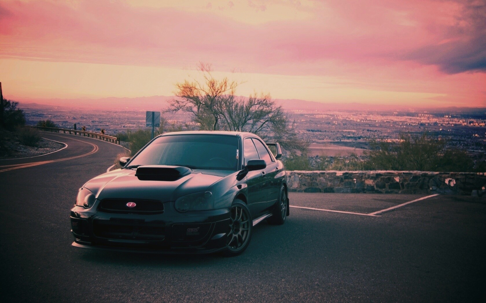 Субару на смотровой алощадке в горах обои