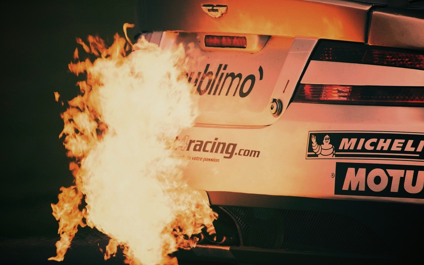 Огонь из выхлопной трубы гоночного Aston Martin обои