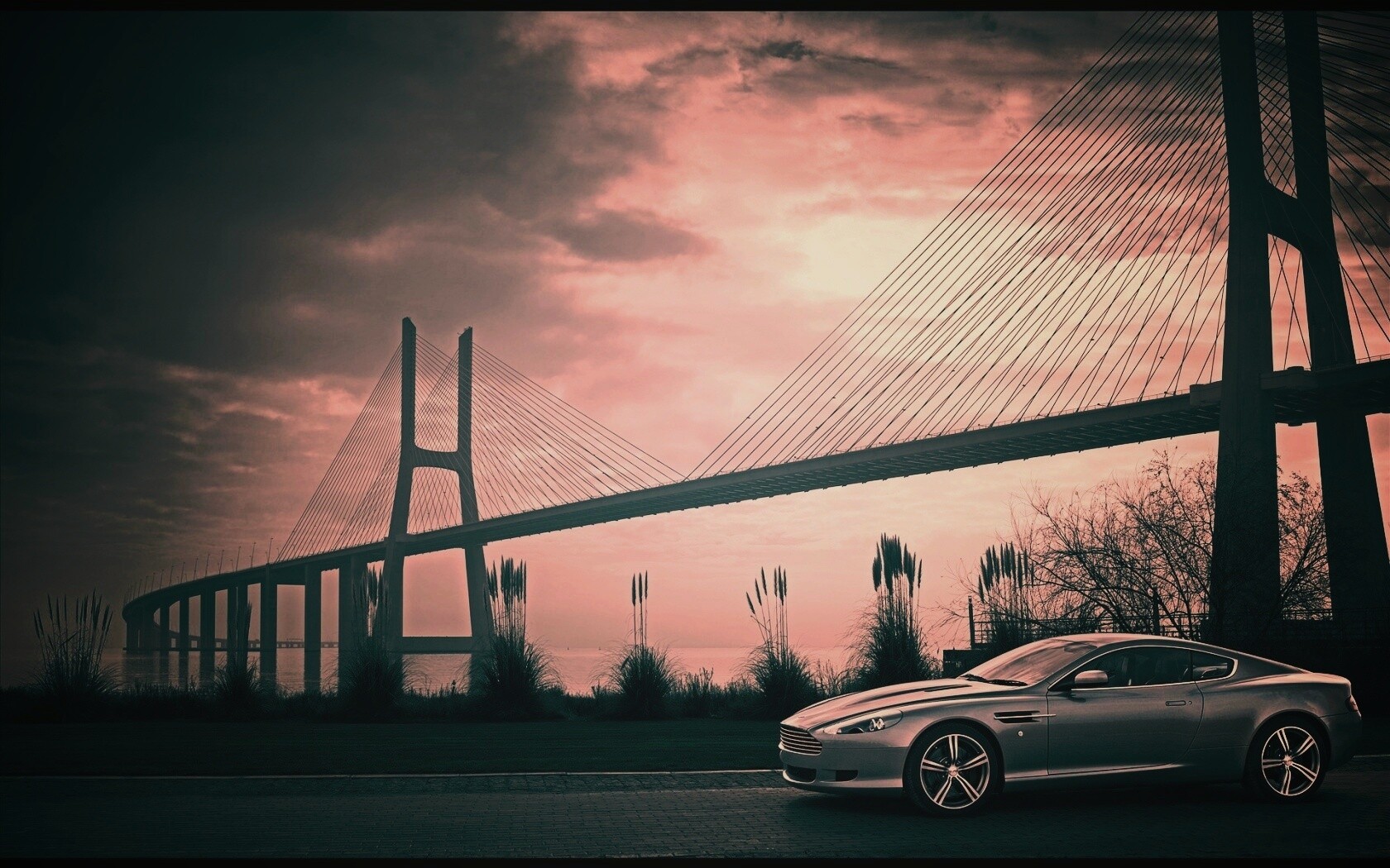 Aston Martin на фоне моста обои