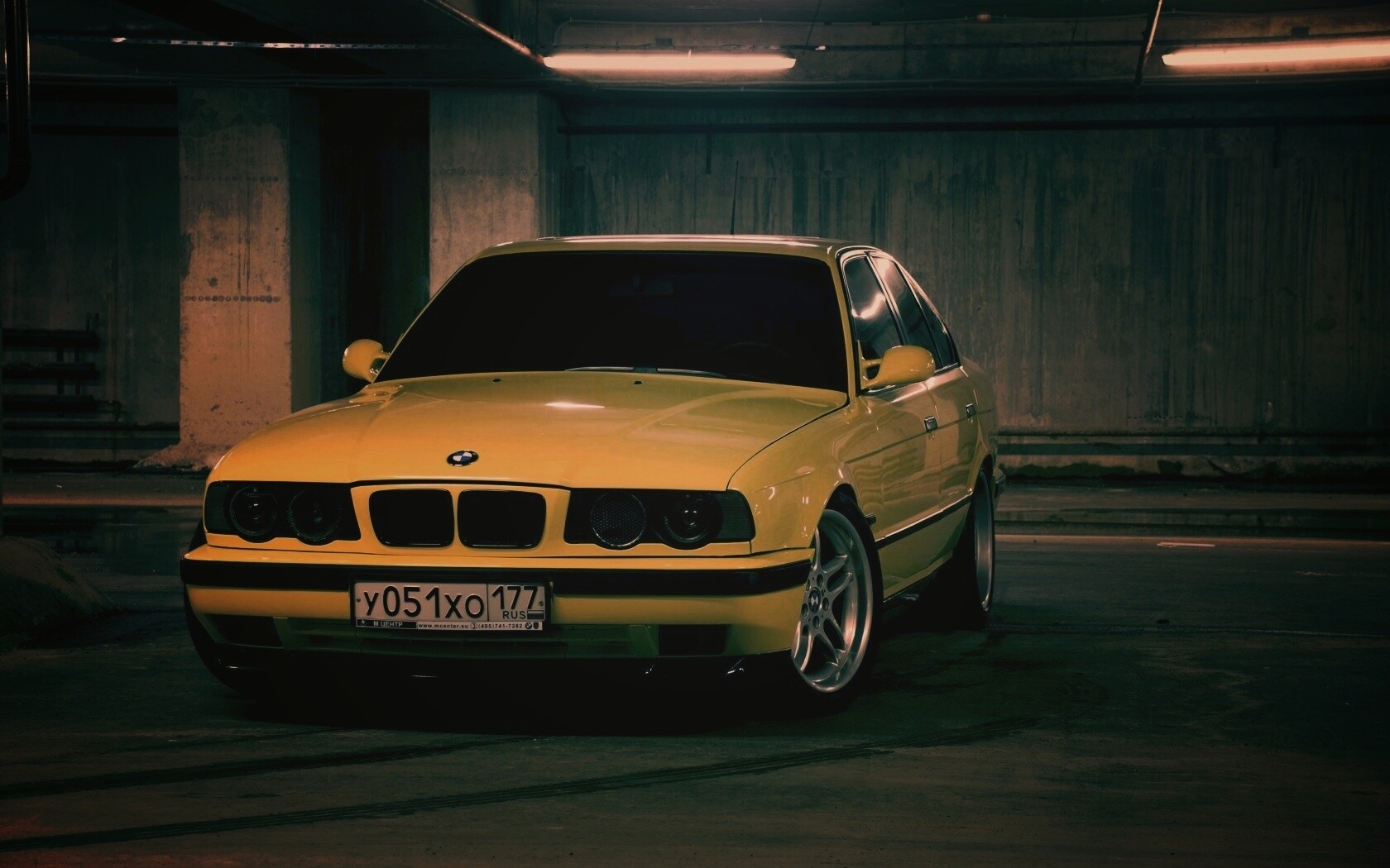 BMW M5 на стоянке обои