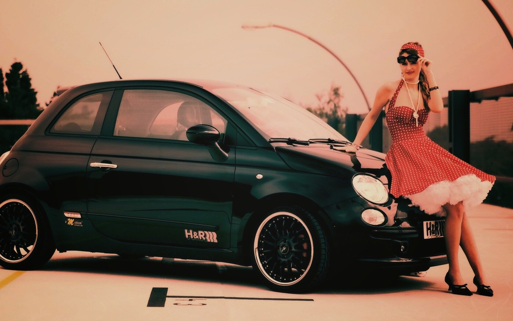 Черный фиат и девушка обои