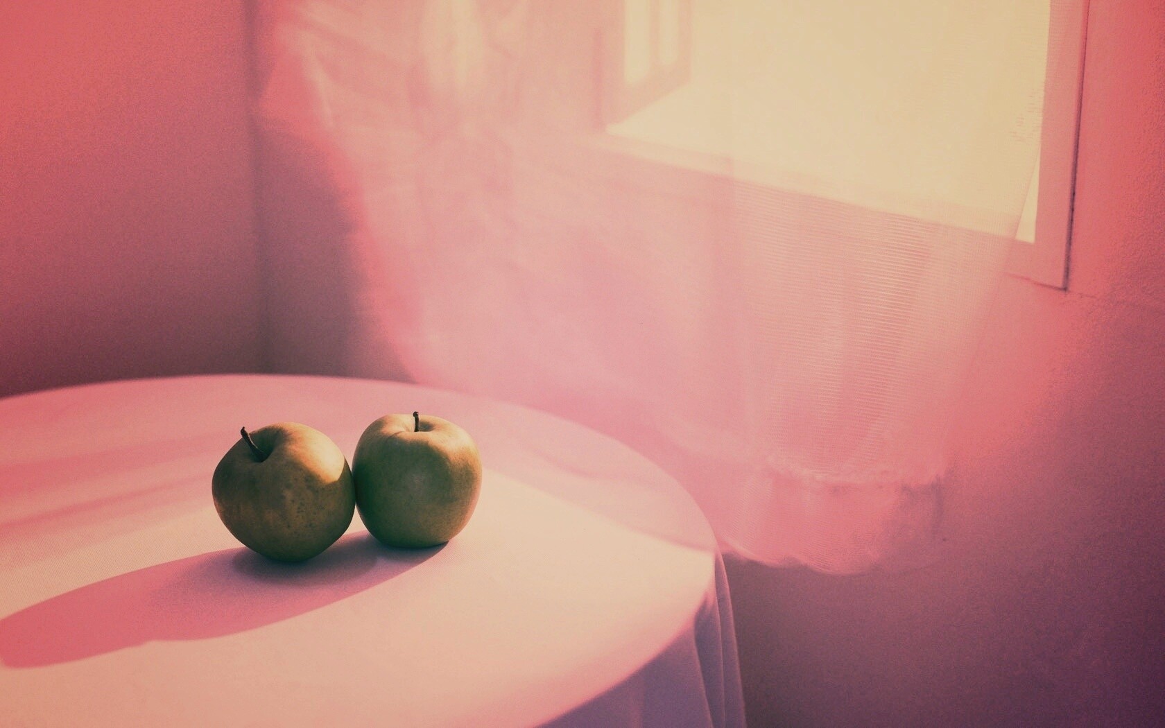Яблоки на столе перед окном обои