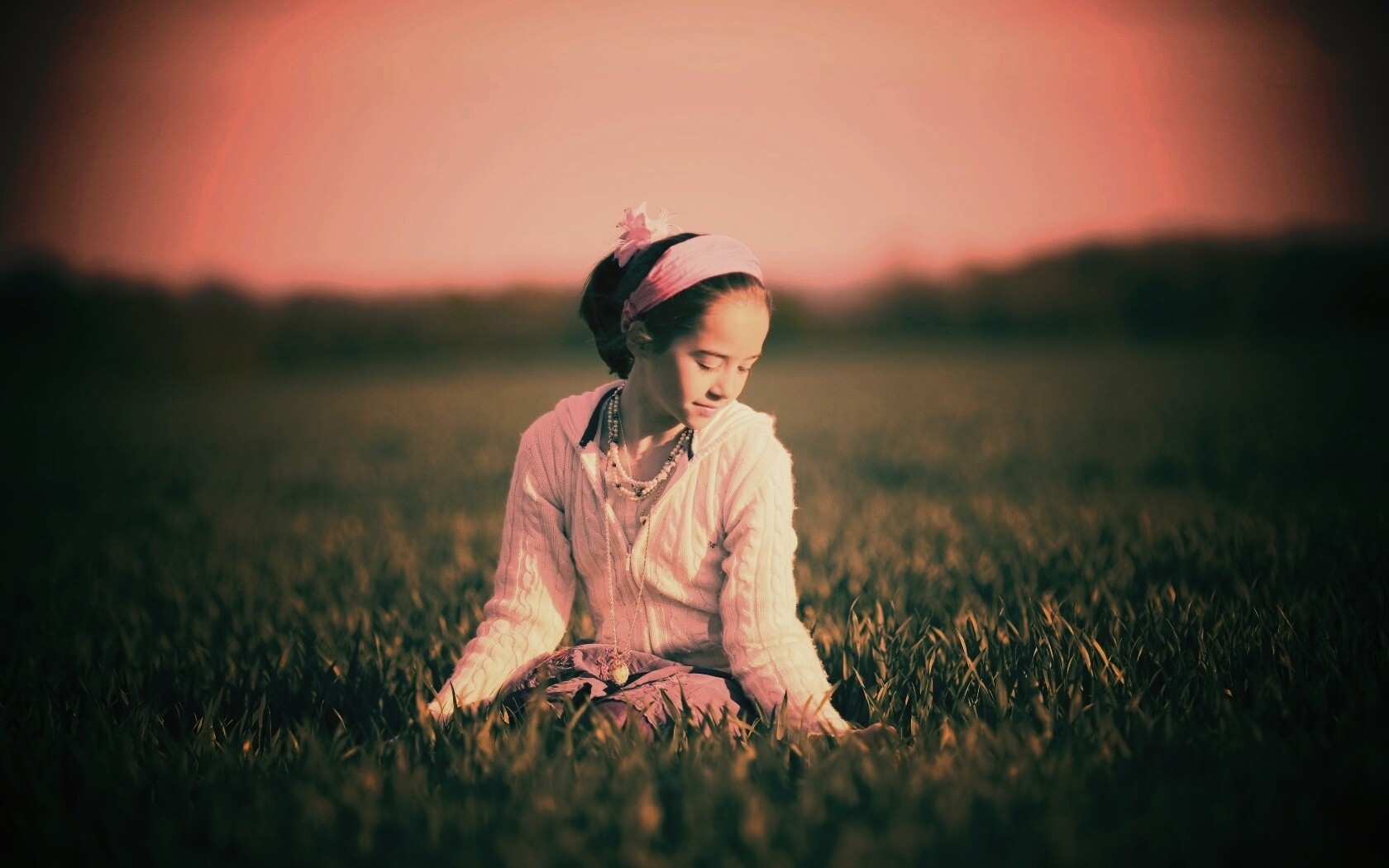 Девочка на траве обои